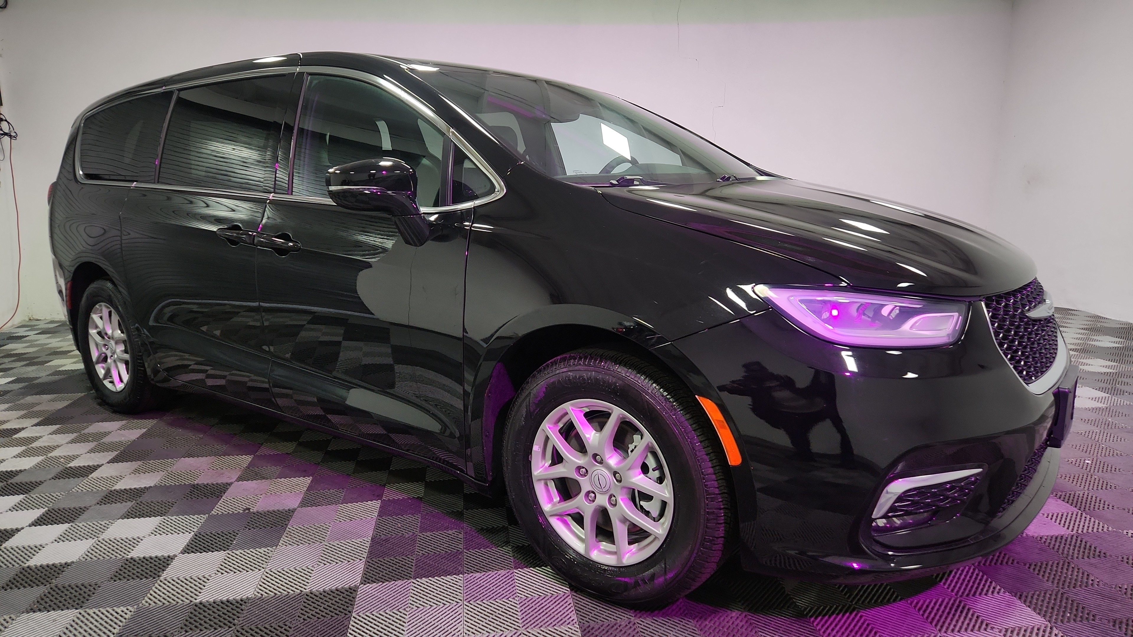 2026 Chrysler Pacifica Select's photo