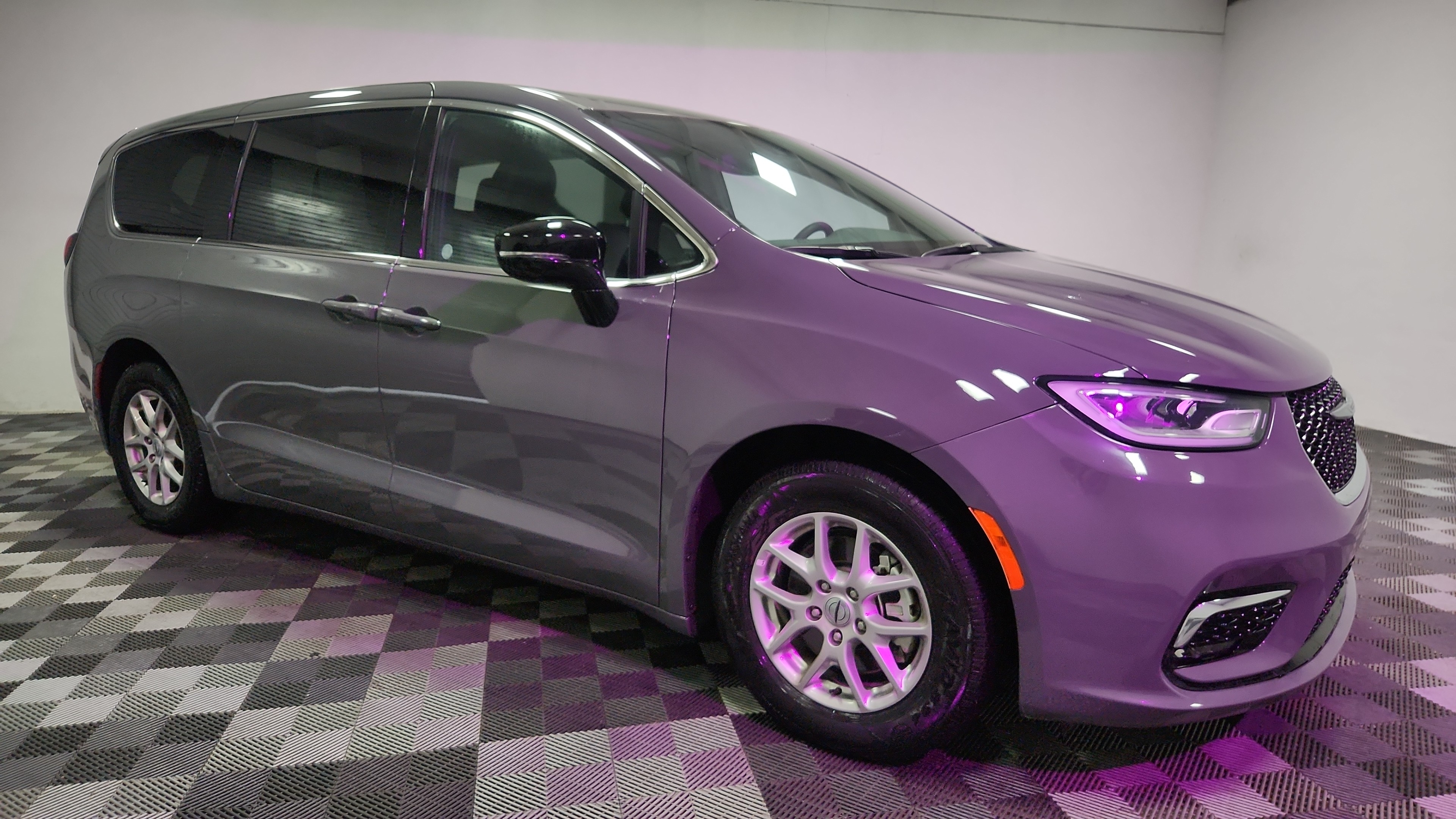2025 Chrysler Pacifica Select's photo