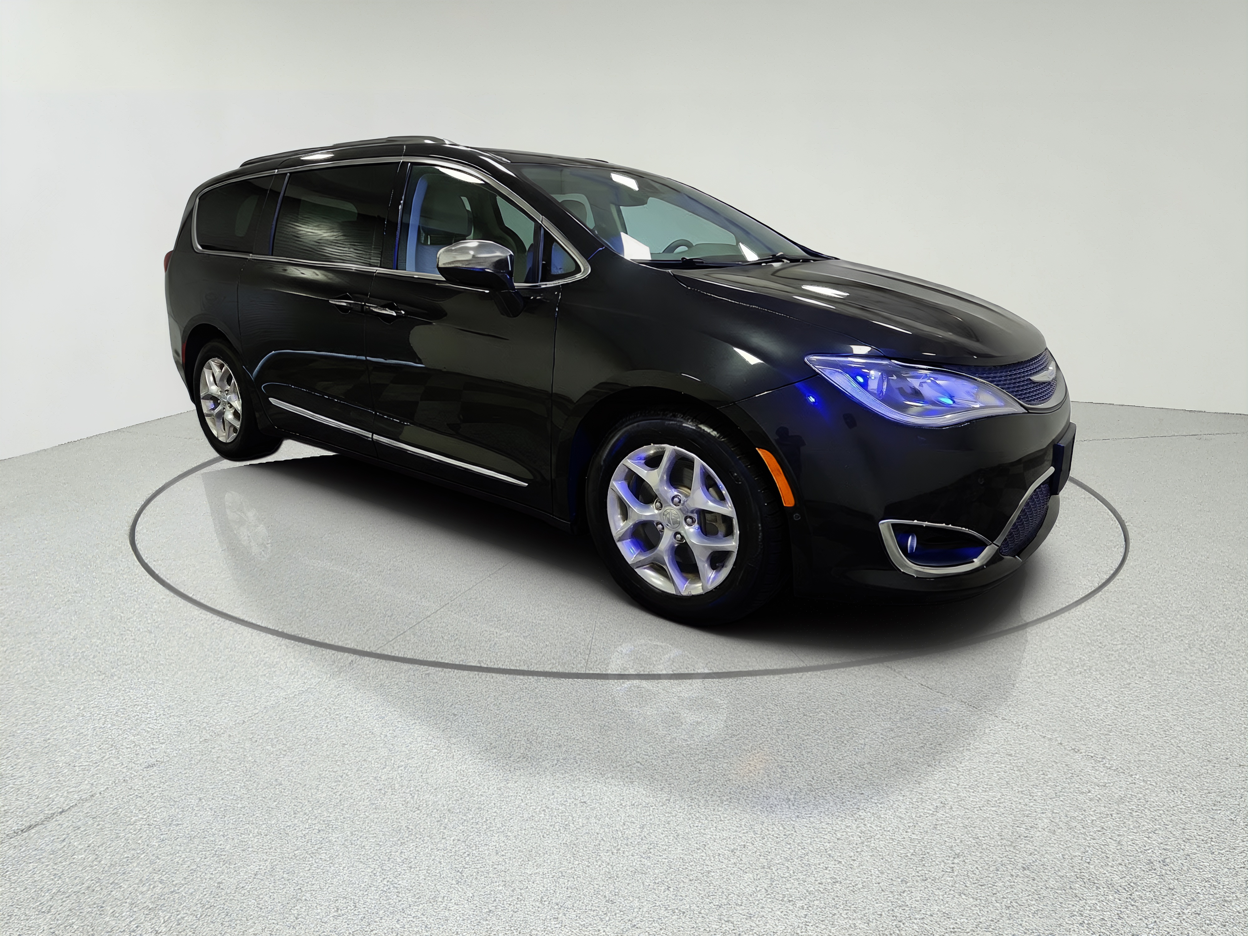 2019 Chrysler Pacifica Limited's photo