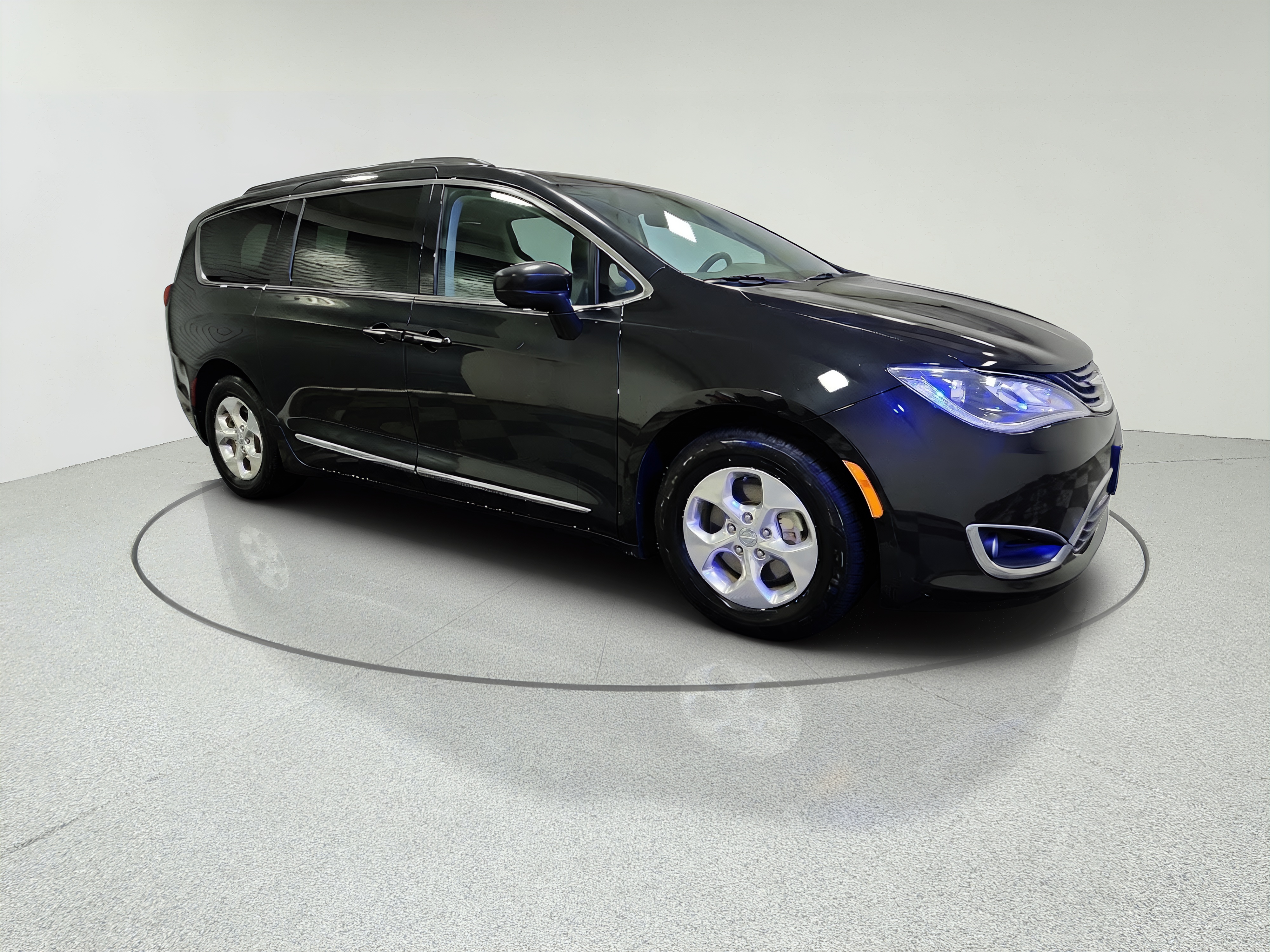 2018 Chrysler Pacifica Hybrid Touring L's photo