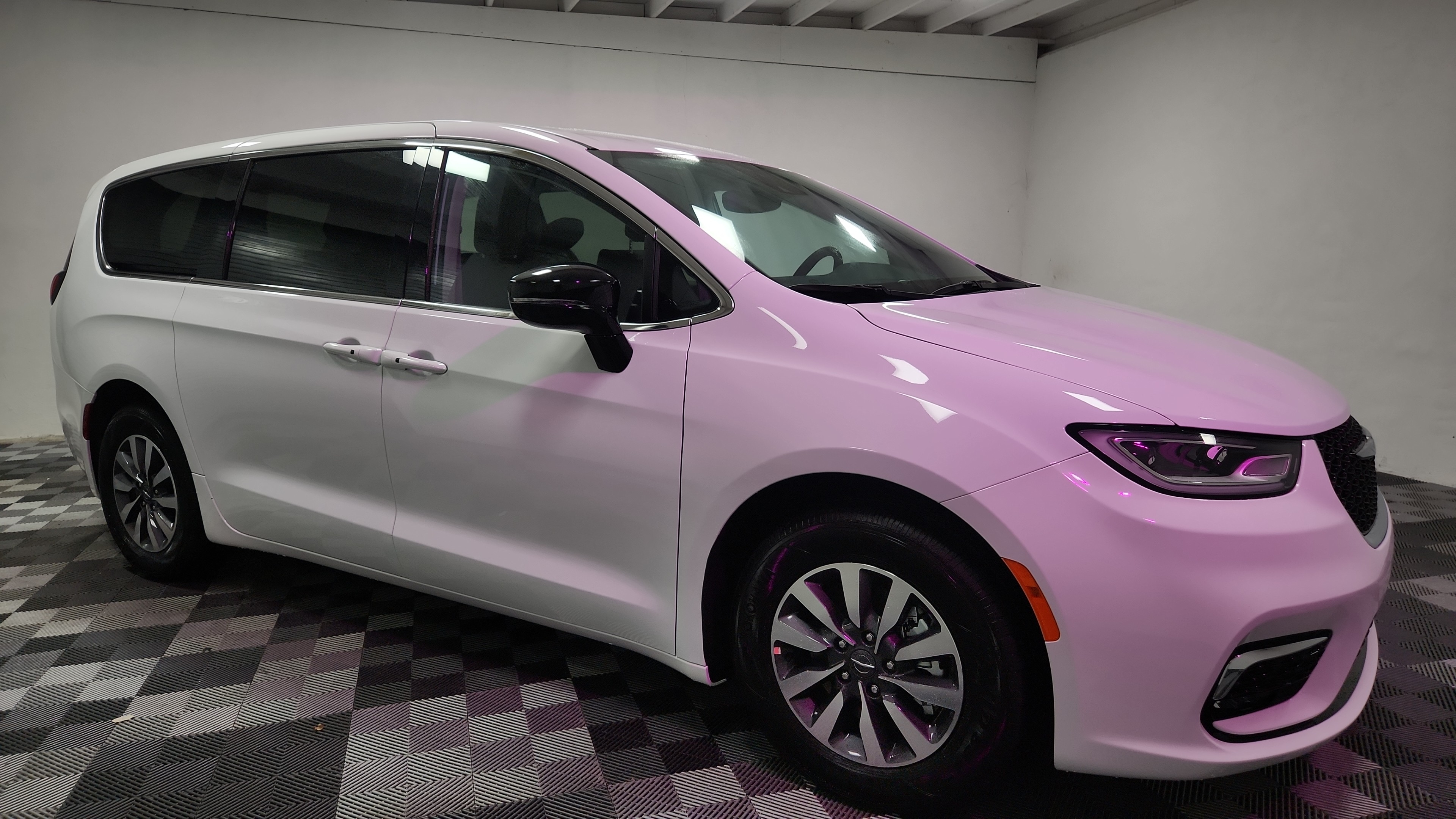 2024 Chrysler Pacifica PHEV Select's photo