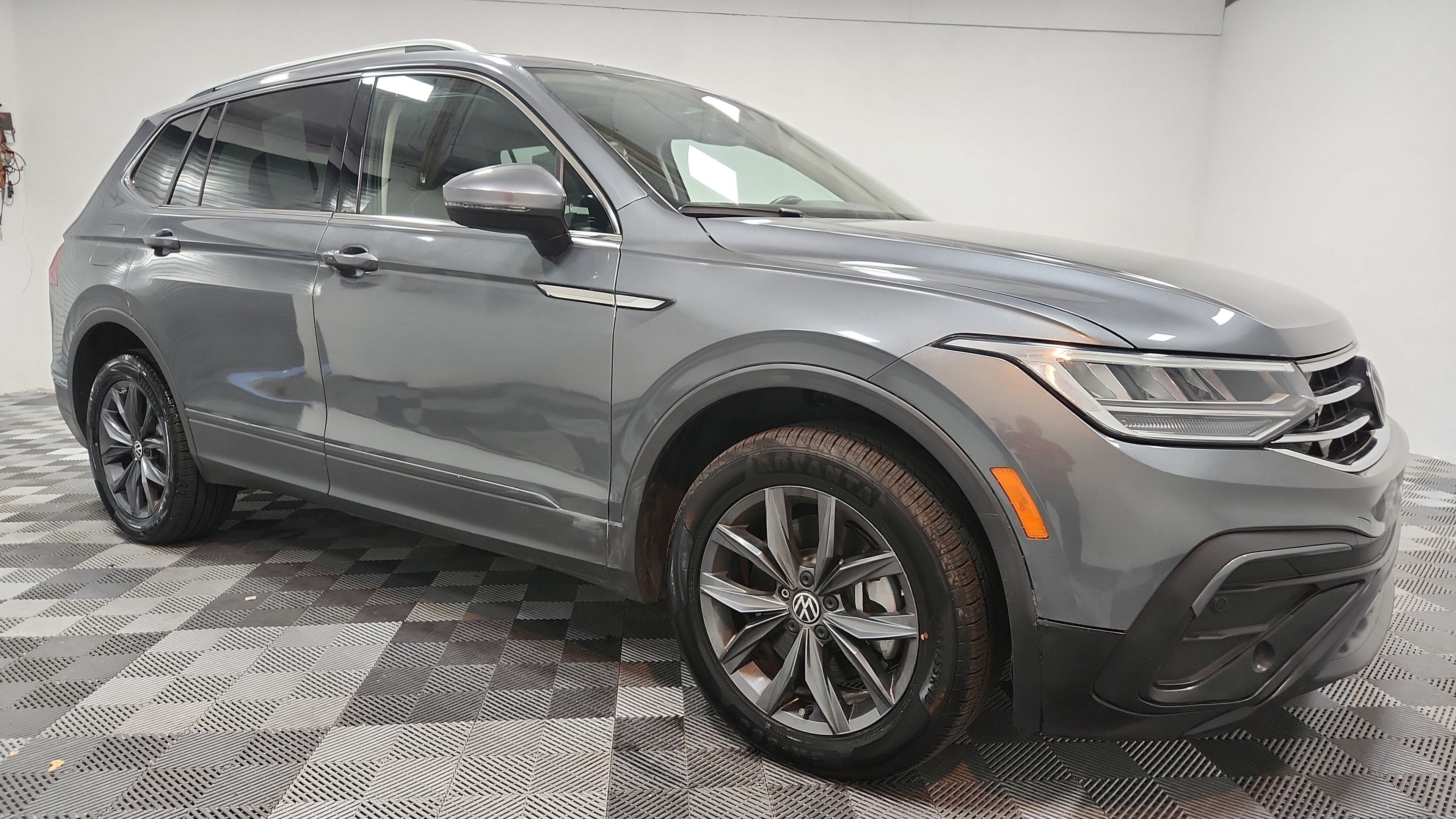 2022 Volkswagen Tiguan 2.0T SE's photo